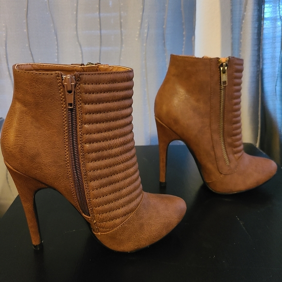 High heel booties zip up size 6.5 but runs small - Picture 7 of 7